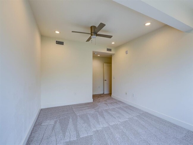 Building Photo - 604 N Bluff Dr