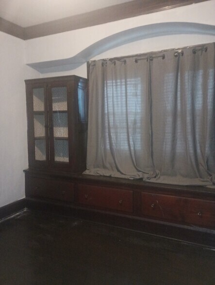 Building Photo - 9909 Dunlap Ave