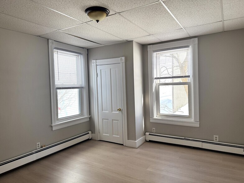 Building Photo - 580 Park Ave