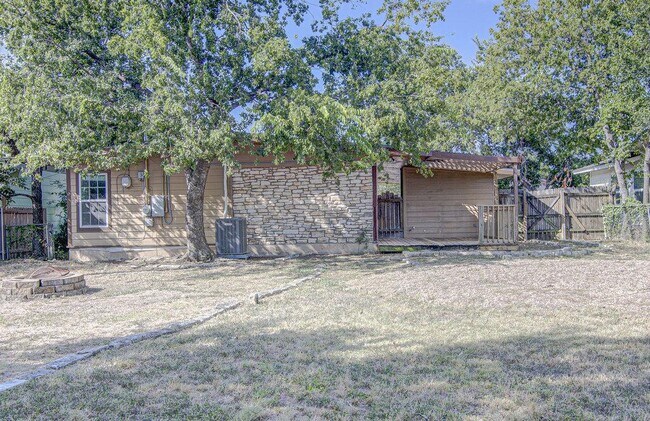 Building Photo - 1410 Kamar Dr