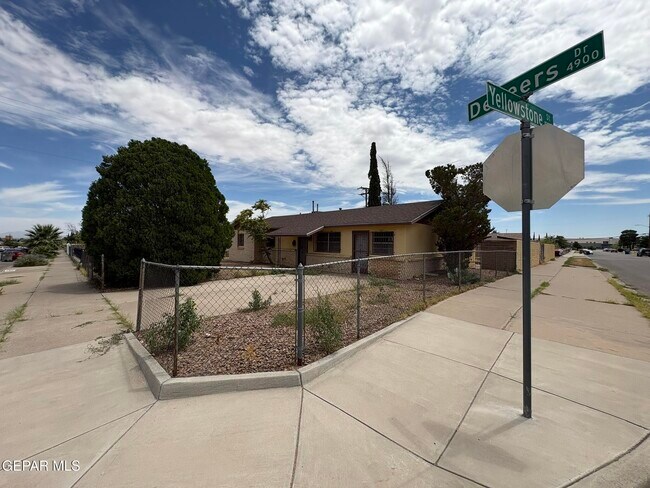 Building Photo - 4900 Debeers Dr