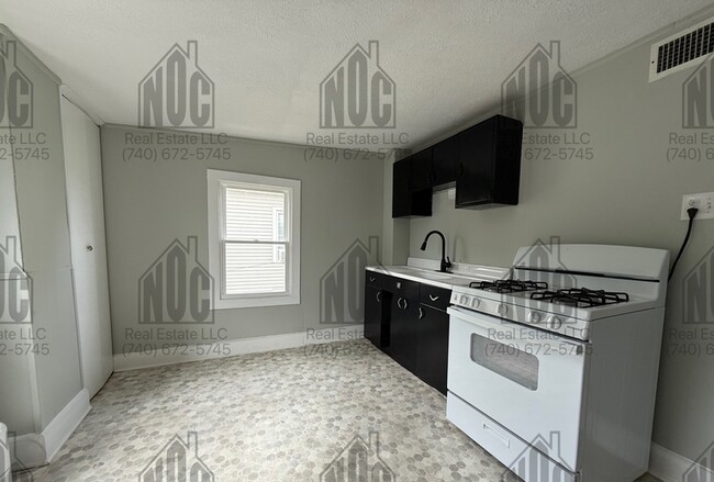 Building Photo - 148 1/2-148 1/2 E Allen St