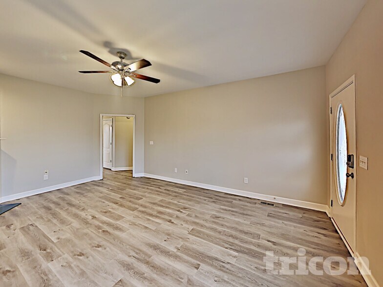 Building Photo - 1015 Golf View Way