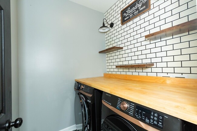 Building Photo - 4 bed, 2.5 bath Single Family Home in Char...