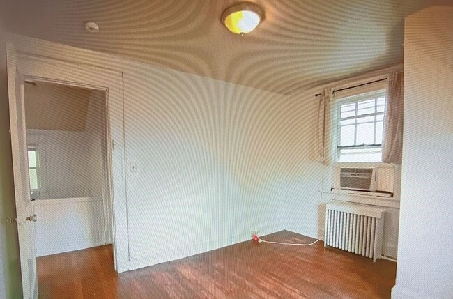 Building Photo - Minutes to Campus / 5 Bedroom / 2 Bathroom