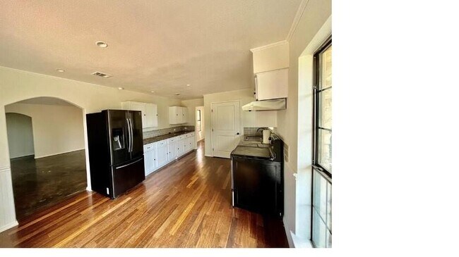 Building Photo - 1045 Hidden Hills Dr