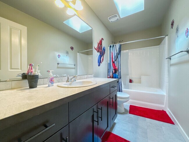 Building Photo - 5 Bedroom Home Bordering Covington and Kent