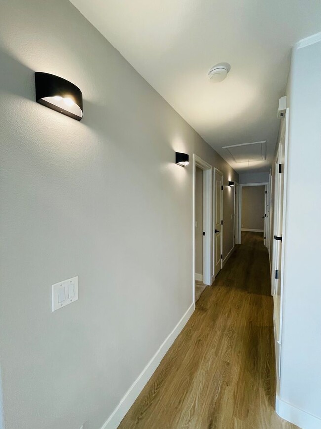 Building Photo - Amazing renovated 4 bedroom 2 full bath si...