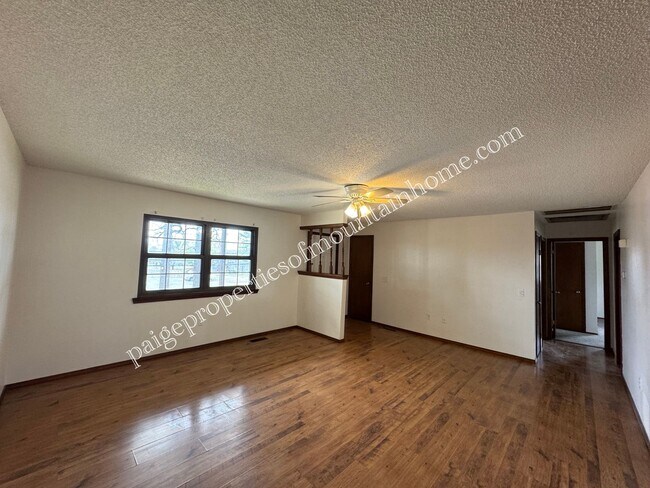 Building Photo - 3 Bedroom, 1 Bath Home on a Corner Lot