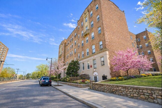 Building Photo - 1950 Commonwealth Ave