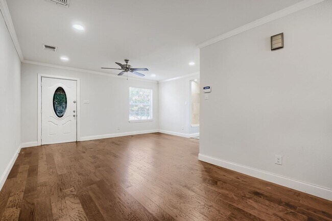 Building Photo - Alamo Heights home available now!