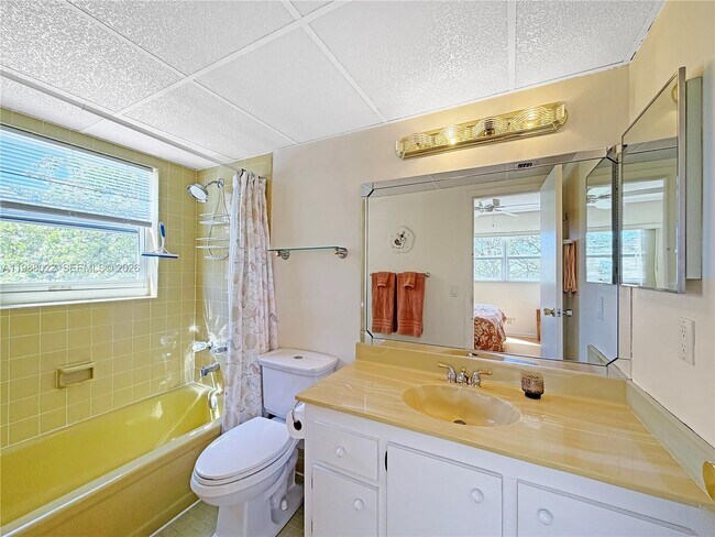 Building Photo - 1030 Country Club Dr