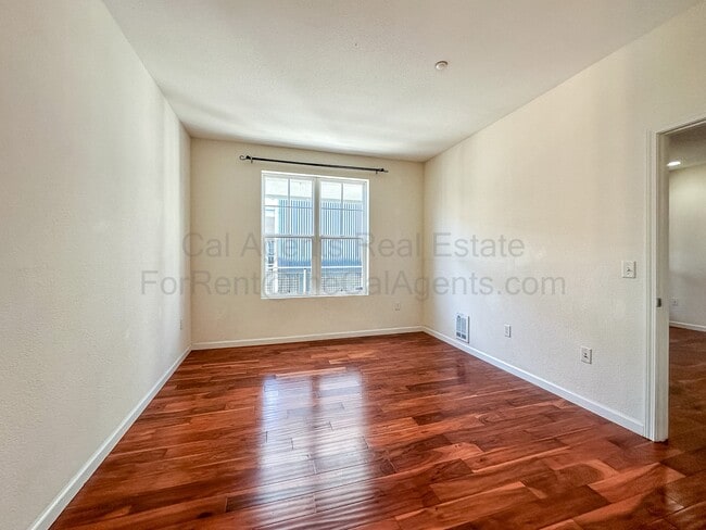 Building Photo - 1121 40th St
