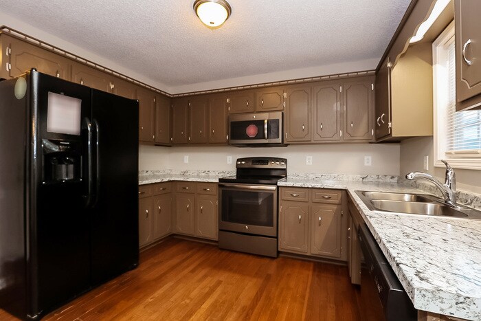 Building Photo - 951 Roedeer Dr