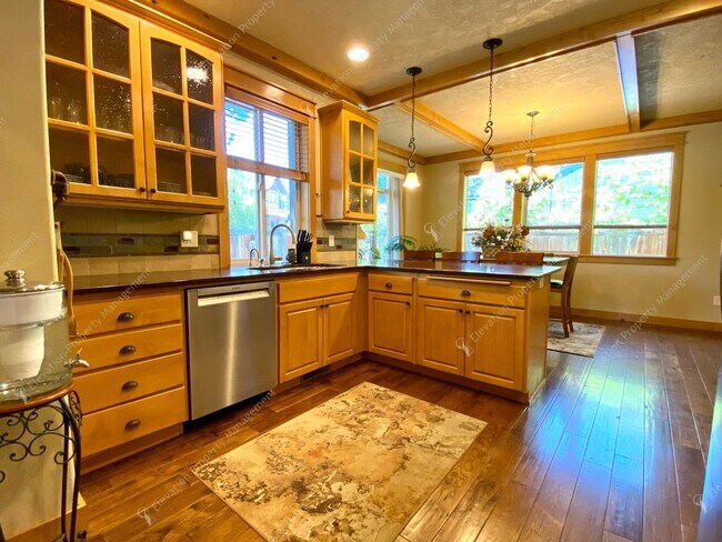 Building Photo - *Coming Soon* Charming Old Bend Rental | 3...