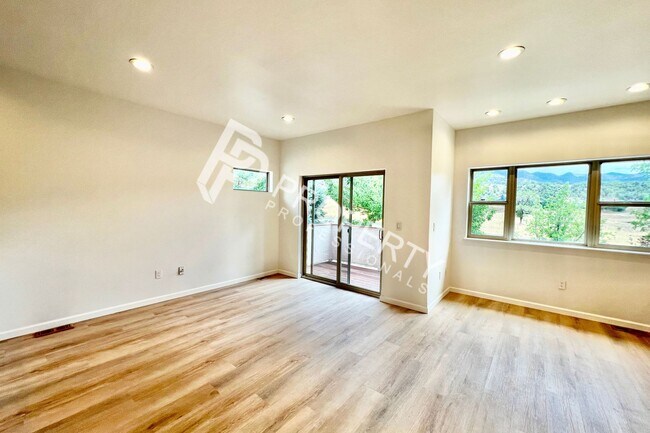 Building Photo - 94 Castle Ridge Dr