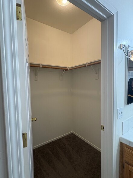 Building Photo - 609 Yellow Meadow Ct