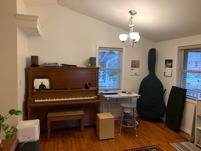 Building Photo - 1 bedroom, 1 bath home - Available August 2026!