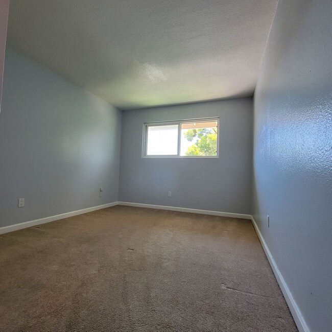 Building Photo - Spacious 2 bedroom 1 bathroom Condo with L...