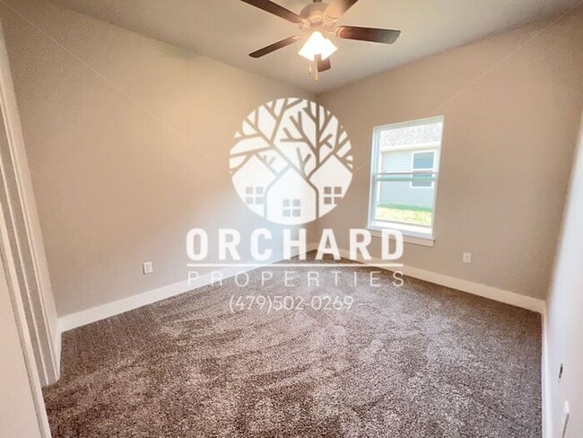 Building Photo - Garrison | Duplex in Siloam Springs!