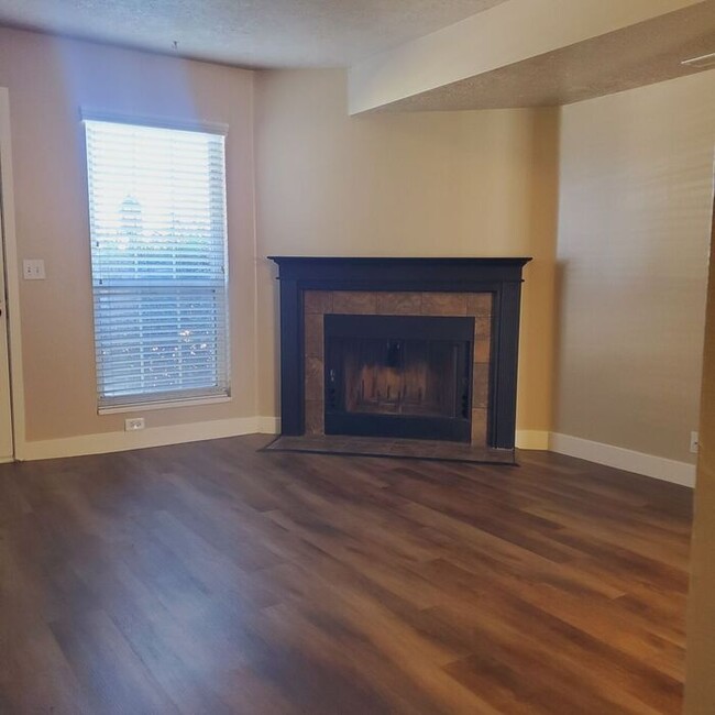 Building Photo - 2 Bed 1.5 Bath Townhome in Murray!