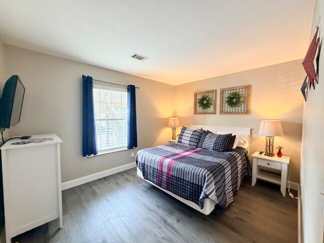 Building Photo - FULLY FURNISHED 2Br / Ground Floor Condo