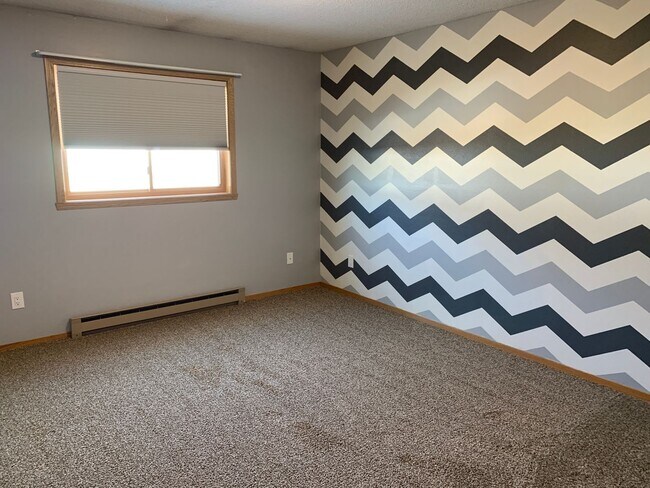 Building Photo - 4 Bed, 2 Bath Twinhome in South Fargo!