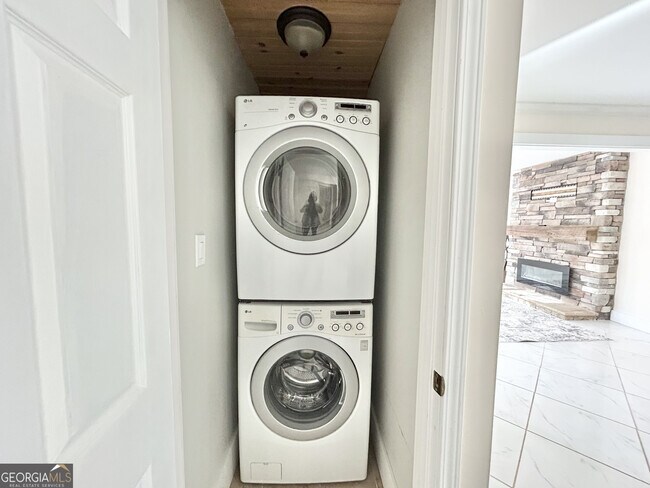 Building Photo - 6031 Ambassador Dr