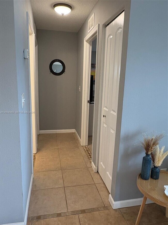 Building Photo - 333 Palm Cir