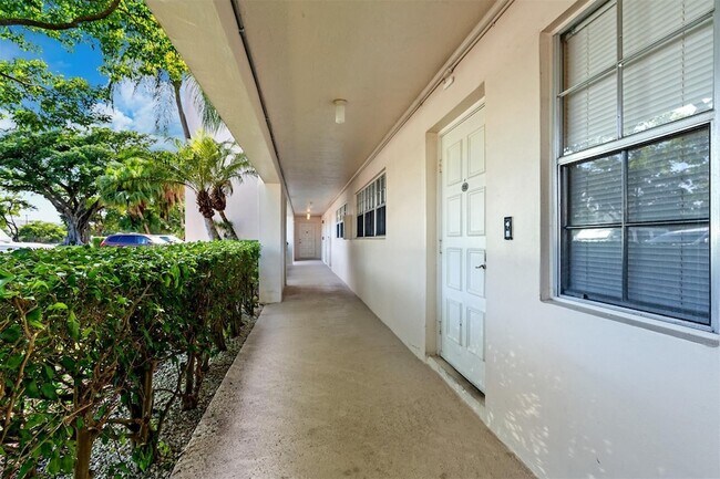 Building Photo - 3151 S Palm Aire Dr