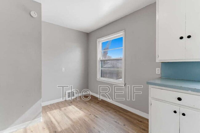 Building Photo - 813 Alvord Ave