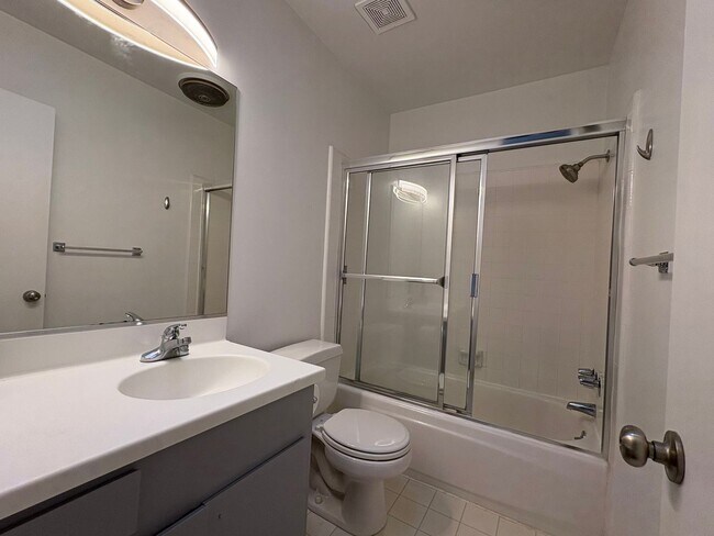 Building Photo - One Bedroom Condo Near Trendy Montana Ave.