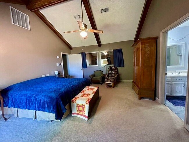 Building Photo - Spacious 3BR/2.5BA Retreat in Briarwood Es...