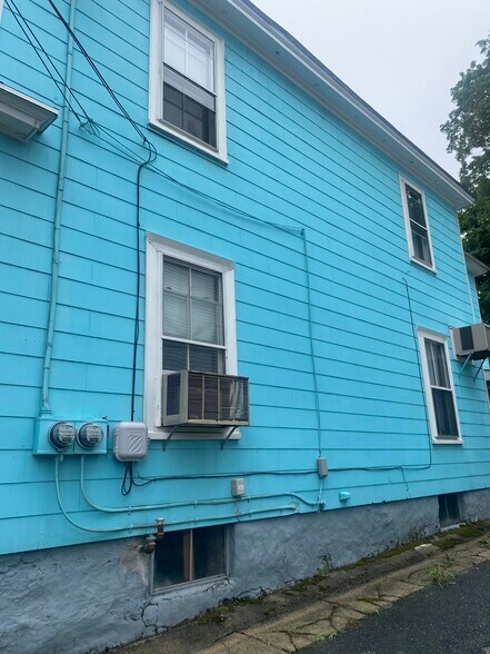 Driveway side of the house - 39 Saint James St