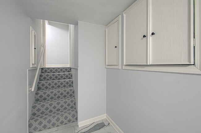 Building Photo - 9411 Fairwood Dr
