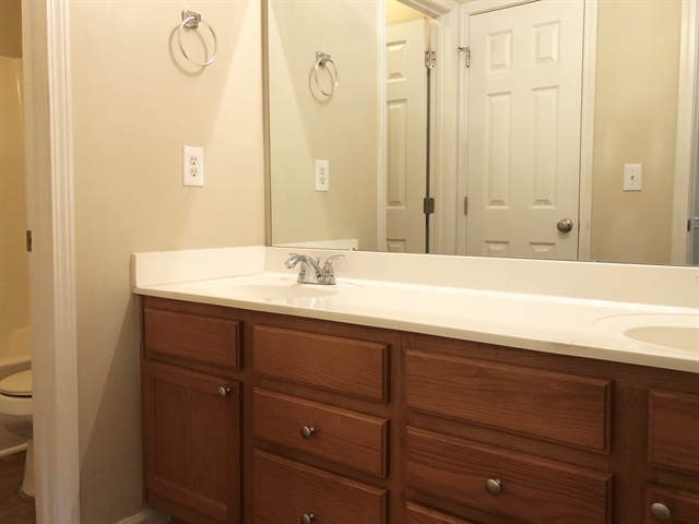Building Photo - 612 Hanska Way
