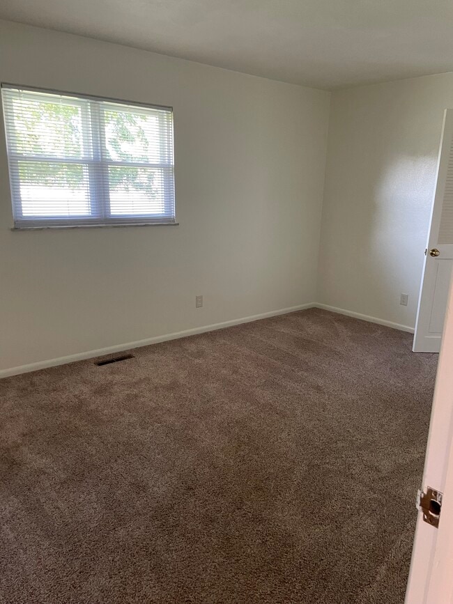 Middle Bedroom - 256 Williams St