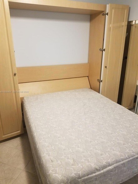 Building Photo - 2500 Parkview Dr