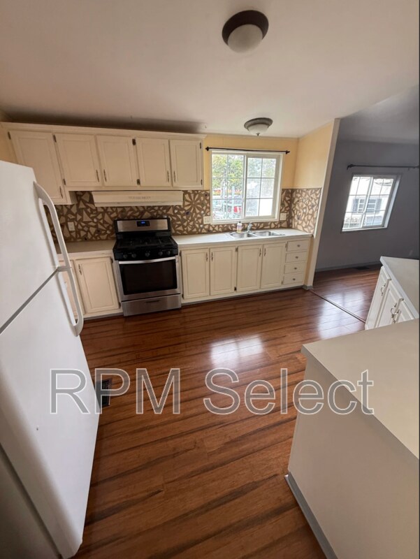 Building Photo - 554 Sanford Ave
