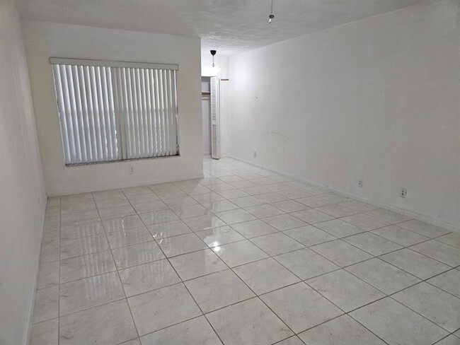Building Photo - 7904 NW 70th Ct
