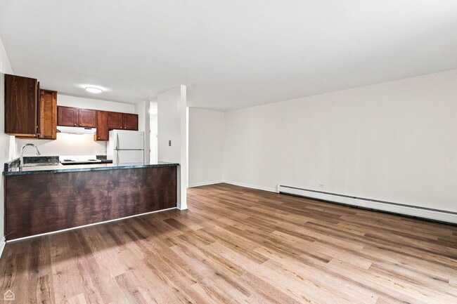 Building Photo - 543 Burlington Ave