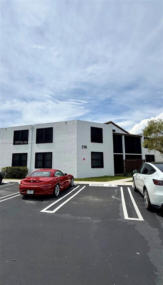Building Photo - 216 Lake Pointe Dr