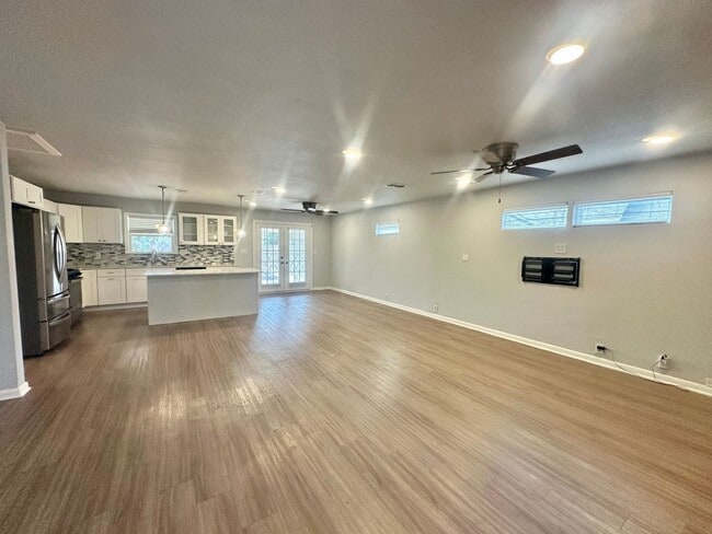 Building Photo - 3 Bed 2 Bath NEW MANAGEMENT IN AUSTIN TX!!!