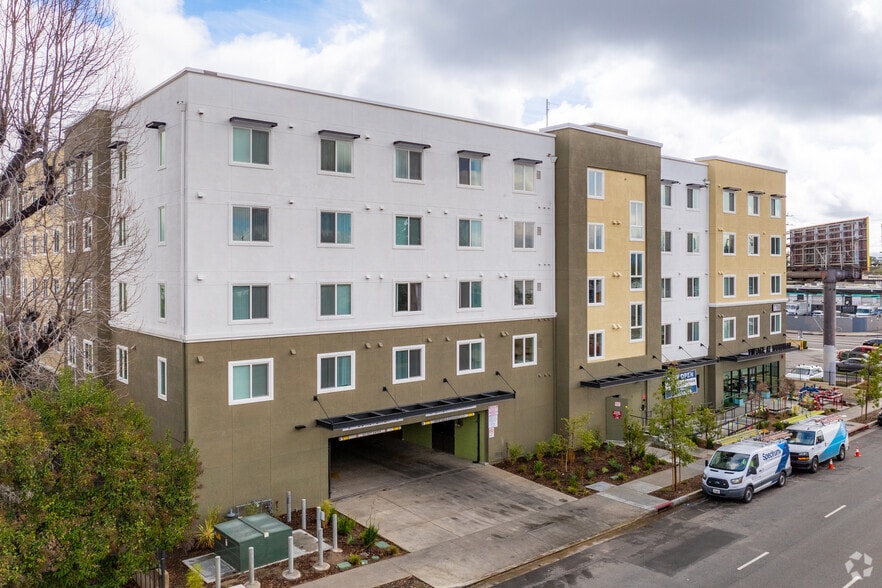 Building Photo - Vintage at Woodman 55+ Senior Apartments
