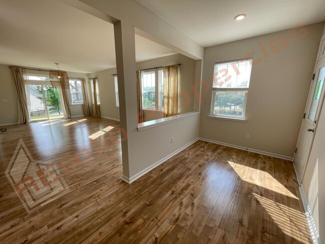 Building Photo - Beautiful 4 Bedroom 2.5 Bathroom End Unit ...