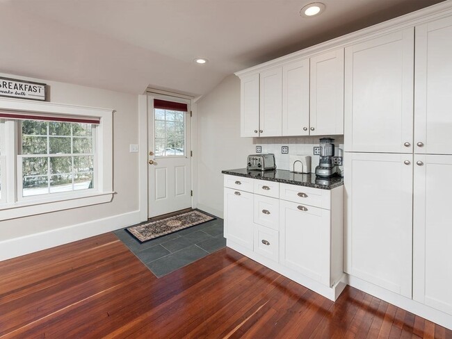 Building Photo - 138 Elm St
