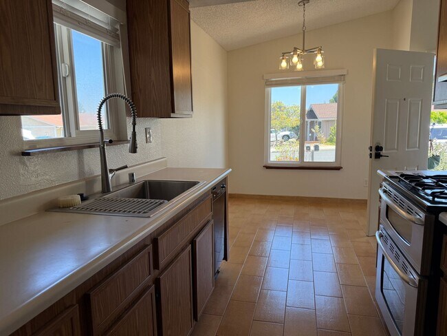Building Photo - Charming 2-Bed, 2-Bath Duplex with Gardener's Backyard!