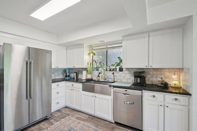 Building Photo - 730 Vanguard St