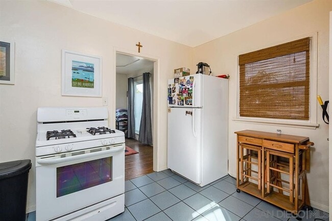 Building Photo - Beautiful Rental with Deck and Outdoor space, Near Freeways