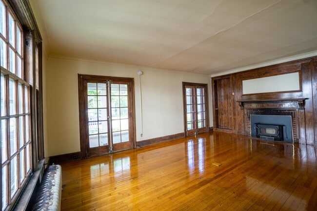 Building Photo - Available 6/1/26 - Spacious Home with Garage